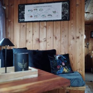 Intérieur chaleureux d'un chalet en bois, avec un canapé confortable et des décorations élégantes.