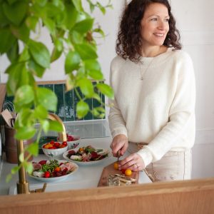 Hébergement insolite : cuisine lumineuse avec plantes, préparant des plats colorés et frais.