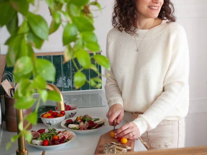 Hébergement touristique : appartement moderne avec cuisine lumineuse et plats colorés.