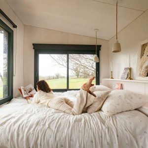 Chambre cocooning avec vue panoramique, lit douillet et ambiance chaleureuse. Parfait pour se