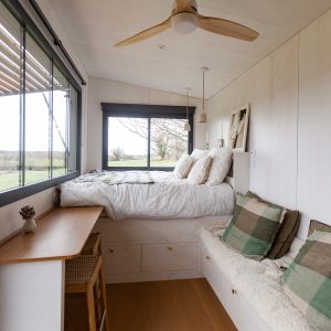 Chalet moderne avec vue panoramique, lit douillet et décoration chaleureuse.