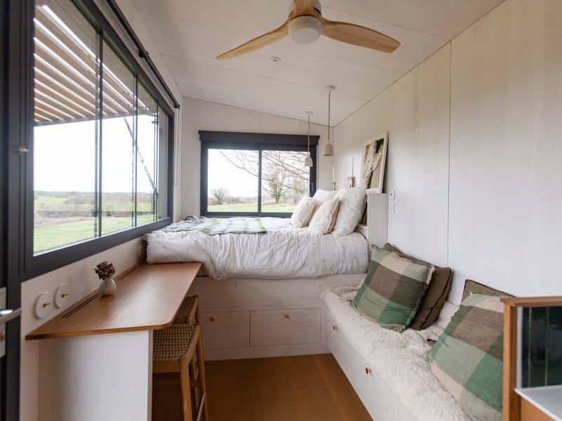 Chalet moderne avec vue panoramique, lit douillet et décoration minimaliste.