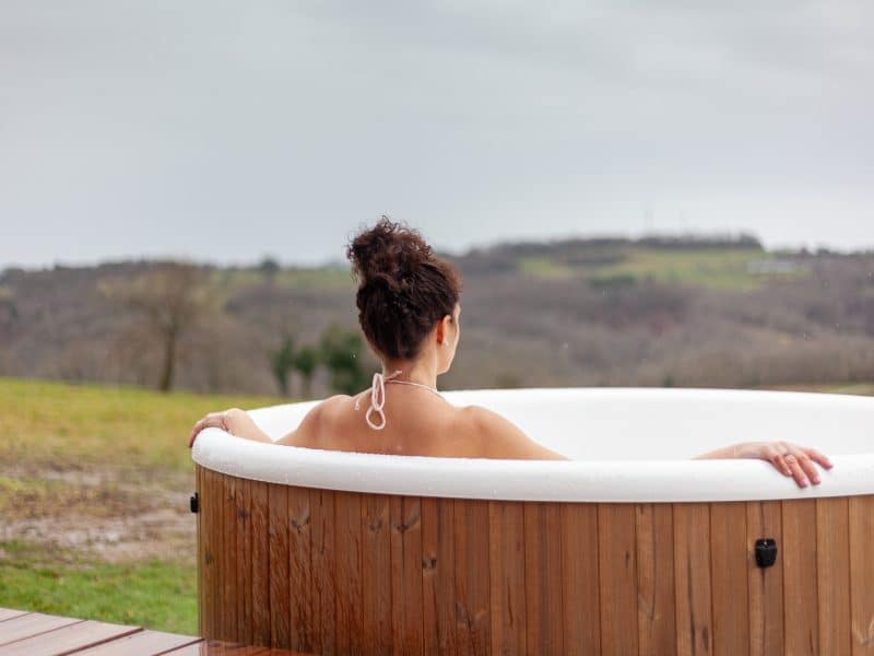 Hébergement en chalet avec jacuzzi, vue panoramique sur la nature environnante.