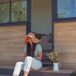 Une tiny house moderne avec terrasse, décorée de bois, idéale pour un séjour relaxant.