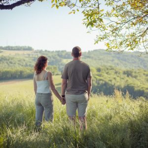 Un couple contemplant la vue depuis un hébergement insolite en pleine nature.