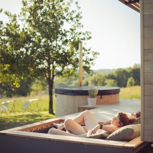 Hébergement insolite : un espace détente en plein air avec un lit confortable et vue sur la nature.