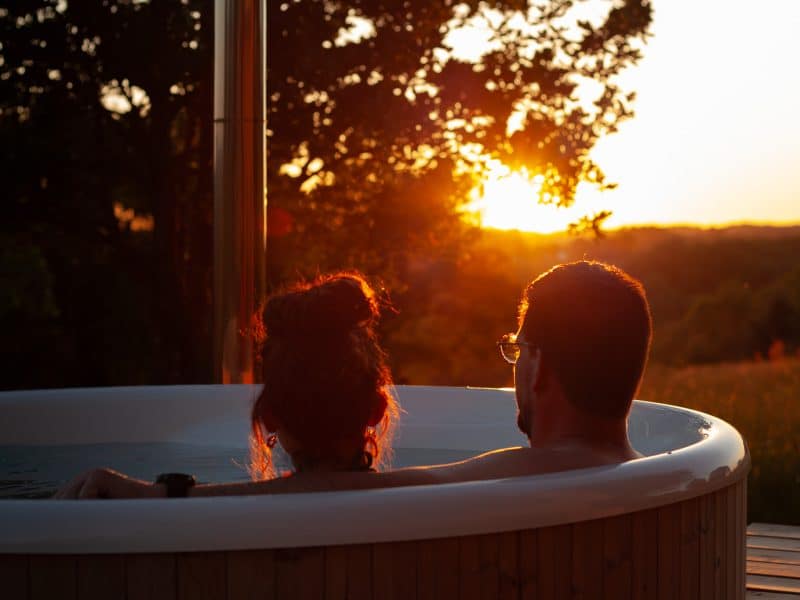 Bain nordique romantique au coucher de soleil, idéal pour une escapade relaxante.