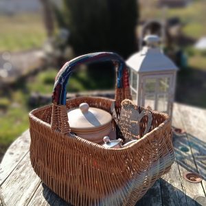 Panier en osier sur une table en bois, parfait pour un séjour en gîte rural.