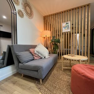 Un chalet moderne avec un coin salon cosy, décoré de plantes et de touches naturelles.