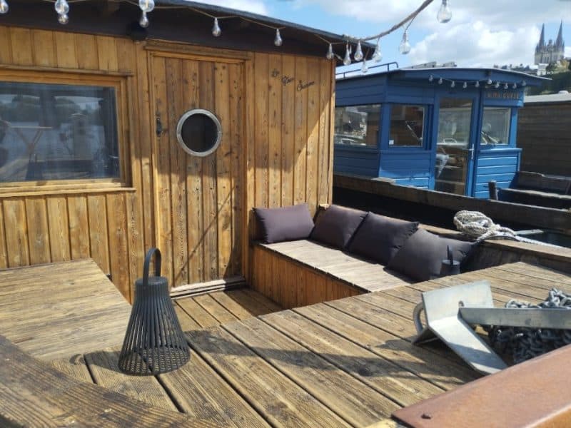 Cabane flottante en bois avec coin salon confortable et vue sur leau.