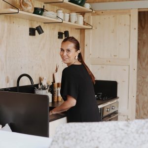 Un hébergement insolite en bois, avec une cuisine moderne et chaleureuse, idéale pour se ressourcer.