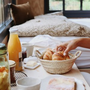 Un hébergement insolite avec un petit-déjeuner gourmand, vue sur la nature et ambiance chaleureuse.