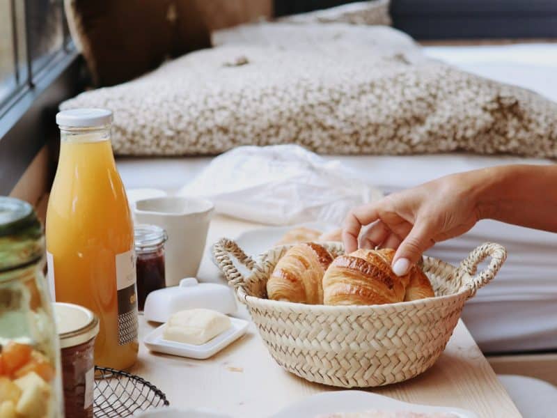 Chambre dhôtes cosy avec petit-déjeuner gourmand et vue sur la nature.