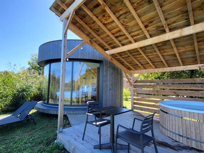 Cabane moderne avec vue panoramique, terrasse en bois et jacuzzi extérieur. Détente assurée !