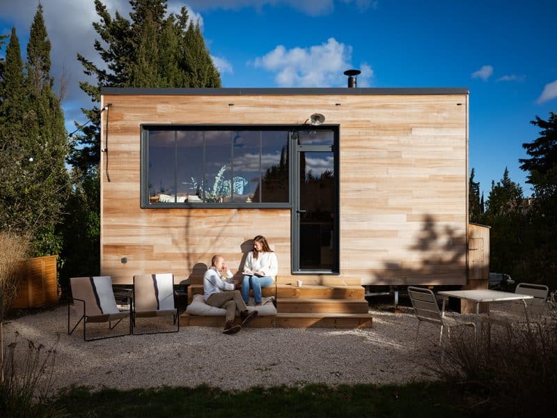 Charmante tiny house en bois avec terrasse, idéale pour un séjour romantique.