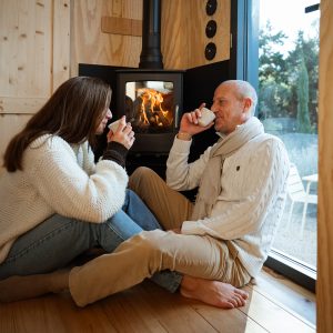 Un chalet cosy avec poêle à bois, parfait pour des moments chaleureux à deux.