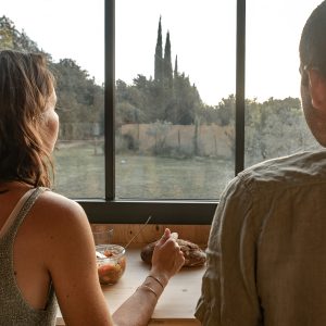 Un hébergement insolite avec vue sur la nature, idéal pour un moment de détente.