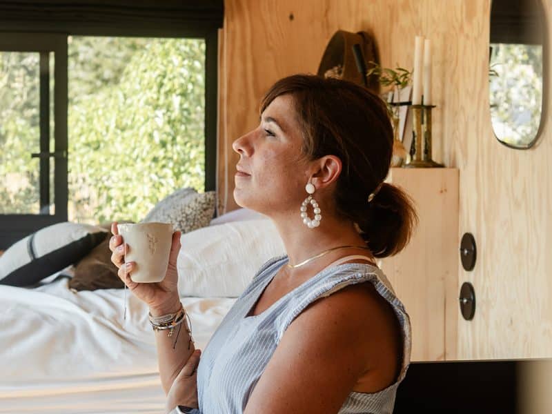 Cabane moderne en bois avec vue sur la nature, idéale pour une escapade relaxante.