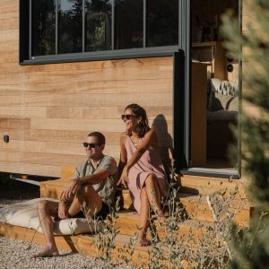 Un hébergement insolite en tiny house, avec une terrasse en bois et un cadre naturel apaisant.