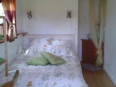 Chambre dhôtes en Bretagne, décor floral et lumière naturelle apaisante.