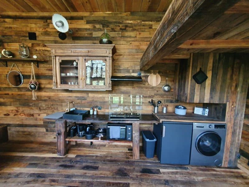 Cuisine en bois dans un chalet rustique, équipée dappareils modernes.