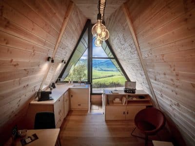 Hébergement insolite en Bourgogne : chalet en bois avec vue panoramique sur la vallée.