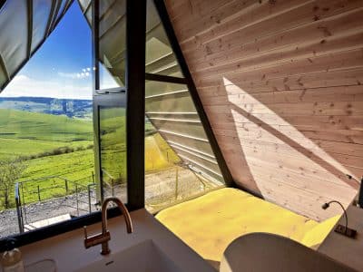 Cabane en bois avec vue panoramique sur les collines verdoyantes de Bourgogne.