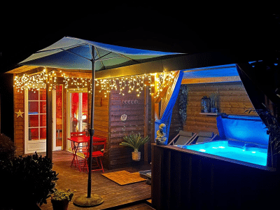 Hébergement insolite en Aquitaine : chalet lumineux avec jacuzzi et guirlandes.
