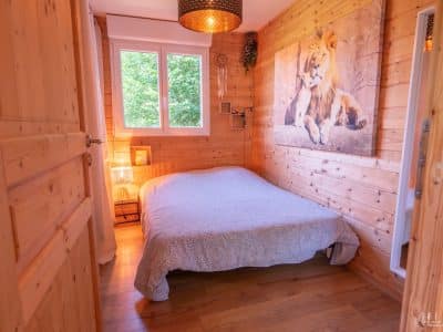 Chalet en bois chaleureux avec lit douillet et vue sur la nature en Aquitaine.