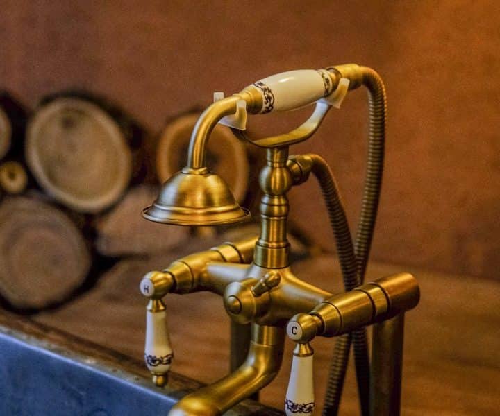 Robinet en laiton vintage dans un hébergement touristique au style rustique.