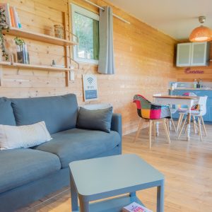 Intérieur Chalet Bien-Hêtre · su salon vers la kitchenette