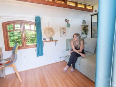 Hébergement insolite en Aquitaine : charmante tiny house avec fenêtres lumineuses.