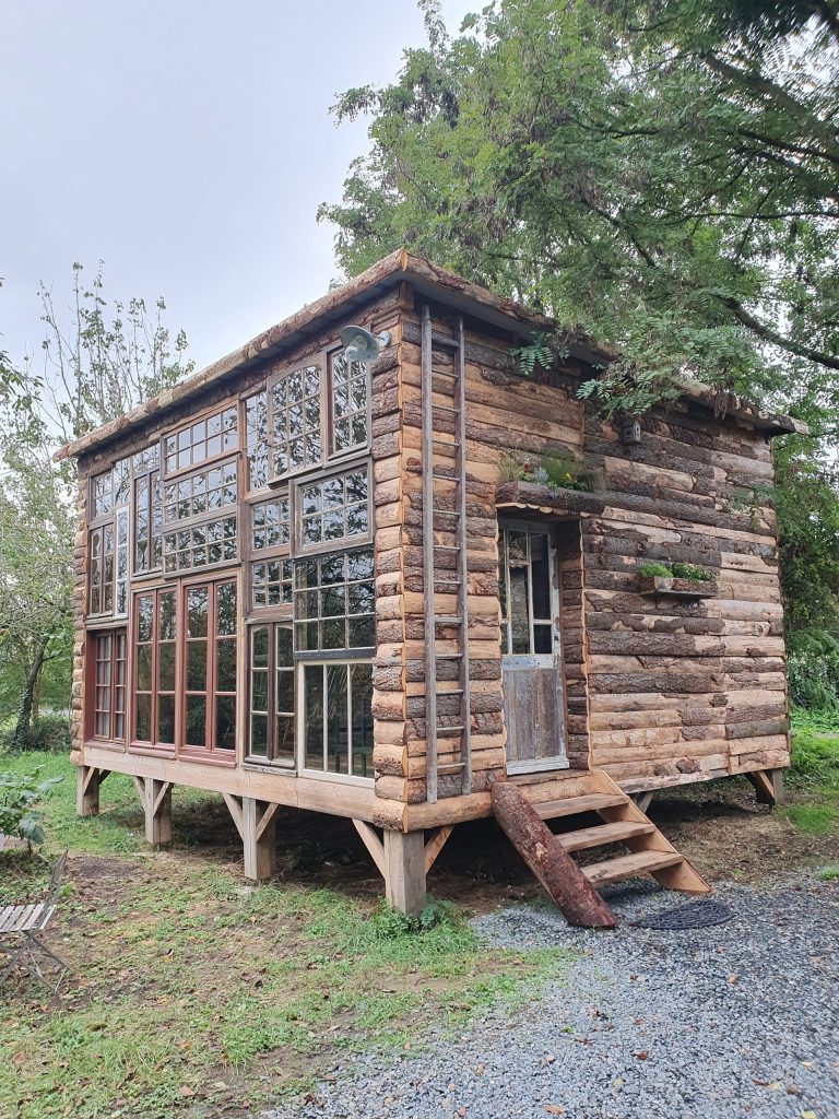 La Kbane du verger avec sa façade couverte de fenêtres