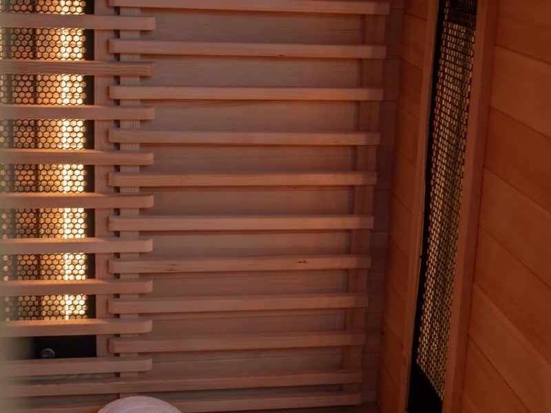 Sauna chaleureux avec serviette blanche, parfait pour se détendre après une journée.