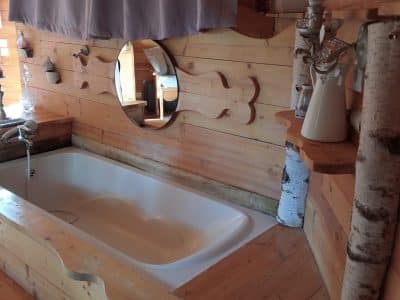 Hébergement insolite en bois avec baignoire design et décor naturel à Hauts-de-France.