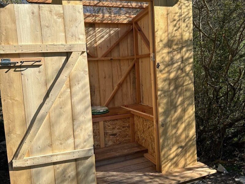 Cabane en bois avec toit transparent, idéale pour un séjour nature.