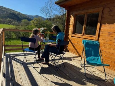 Chalet en bois avec terrasse, vue sur la nature, idéal pour un séjour en famille.