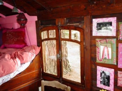 Cabane cosy en Bretagne, avec un lit douillet et des décorations vintage.