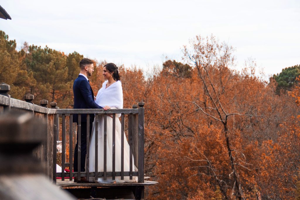Mariés sur la terrase d'une cabane
