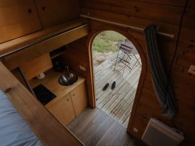 Cabane en bois à Midi-Pyrénées, avec cuisine et accès à une terrasse en bois.