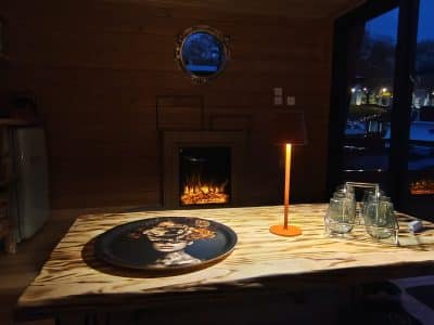 Hébergement insolite en Pays de la Loire, intérieur chaleureux avec cheminée et décor élégant.