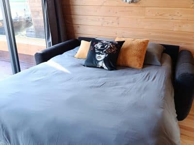 Hébergement insolite en Pays de la Loire : chambre cosy avec lit douillet et décor moderne.