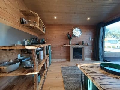 Hébergement insolite en bois à Pays de la Loire, avec un intérieur chaleureux et moderne.