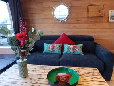 Hébergement insolite en Pays de la Loire : salon cosy avec canapé et décor coloré.