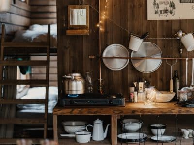 Hébergement insolite en Wallonie : chalet en bois avec cuisine rustique et décor chaleureux.