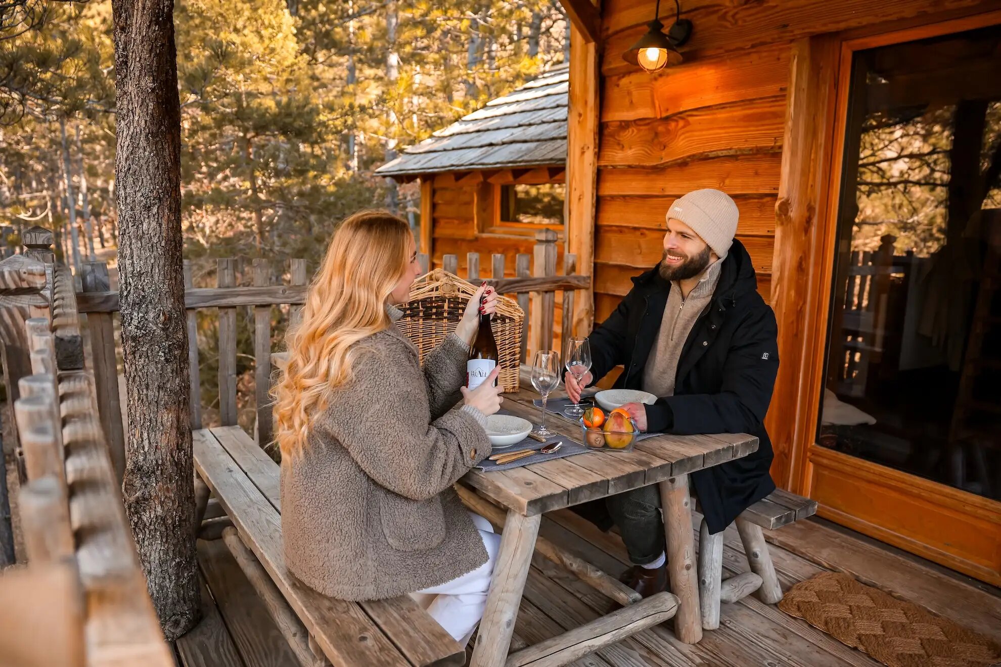 6R1A8004 Cabane en bois en Provence-Alpes-Côte dAzur, couple partageant un repas en extérieur.