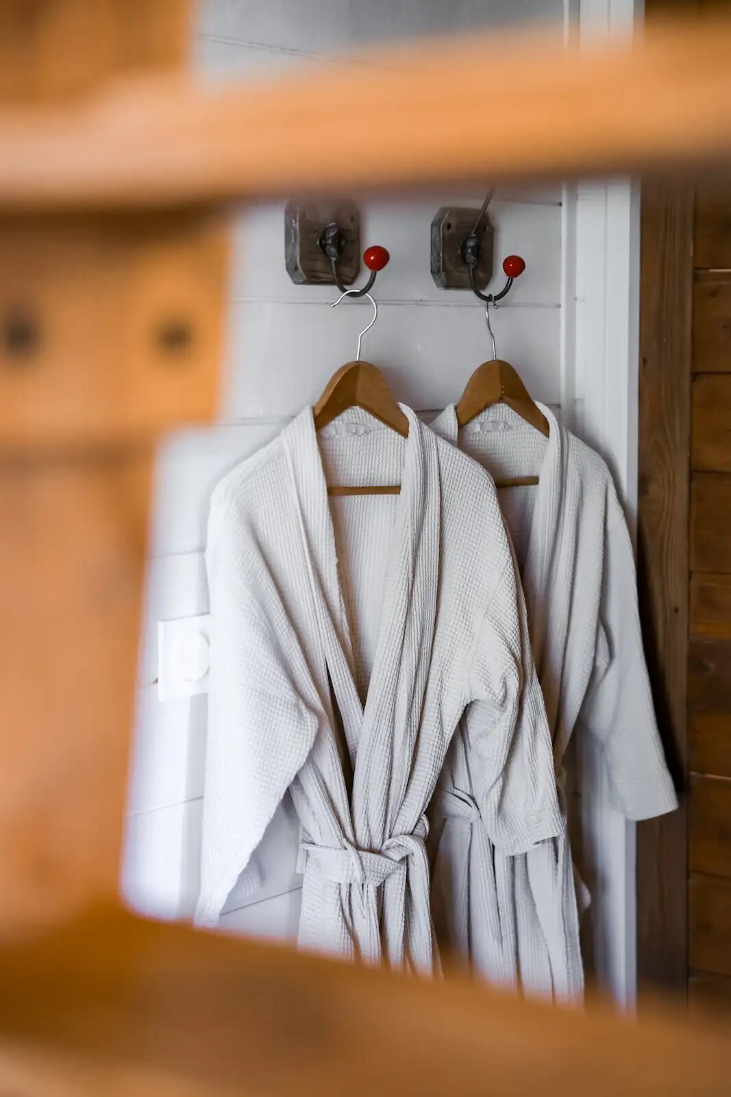 6R1A8082 Hébergement insolite en Provence-Alpes-Côte dAzur avec peignoirs suspendus.