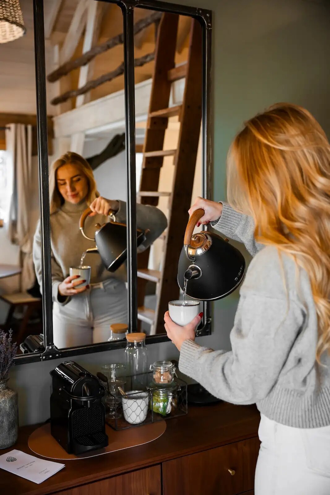 6R1A8135 Hébergement insolite en Provence-Alpes-Côte dAzur : une femme prépare du thé devant un miroir.
