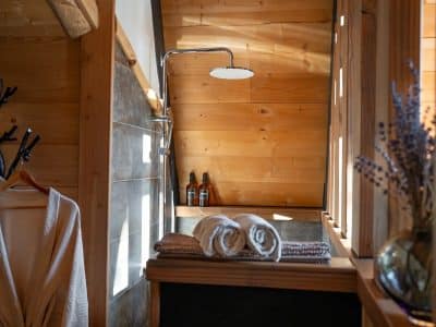 Chalet en bois avec salle de bain moderne et vue sur la nature, à Provence-Alpes-Côte dAzur.
