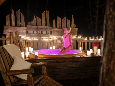 Hébergement insolite en Provence-Alpes-Côte dAzur avec jacuzzi illuminé et ambiance romantique.
